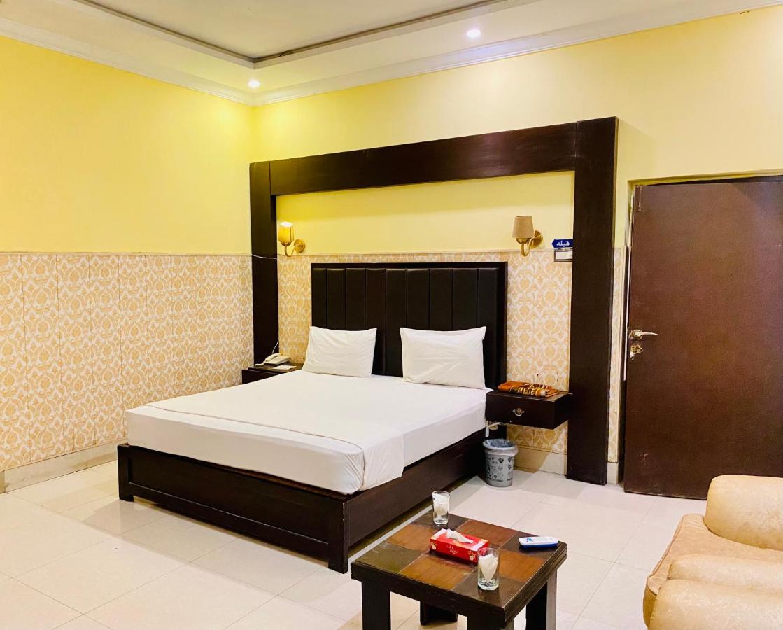 Hotel Royal One Multan Exterior foto