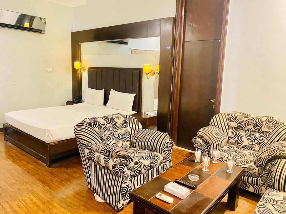 Hotel Royal One Multan Exterior foto