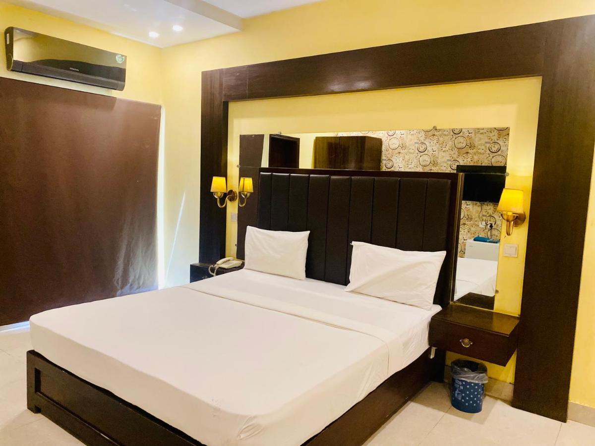 Hotel Royal One Multan Exterior foto
